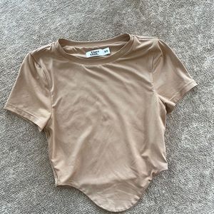 cropped beige t shirt